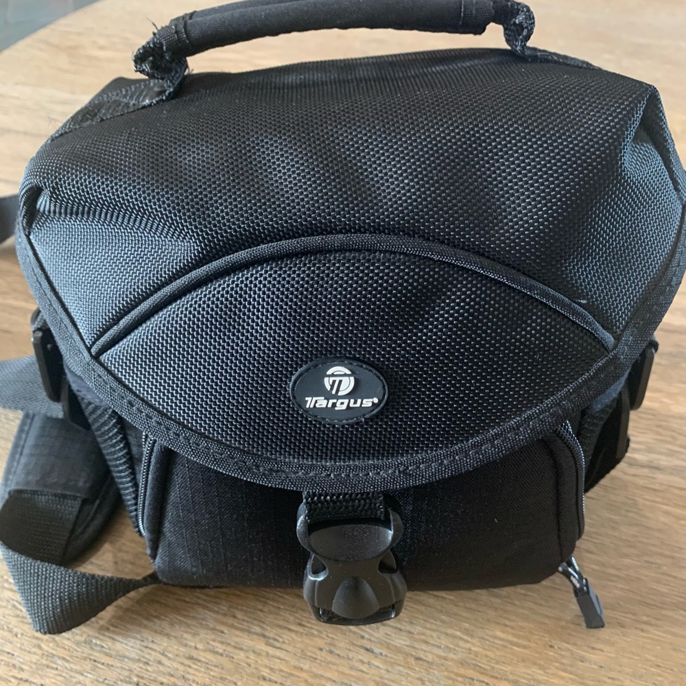 NWOT: Targus Black Camera Bag Organizer With Shoulder Strap and many pockets